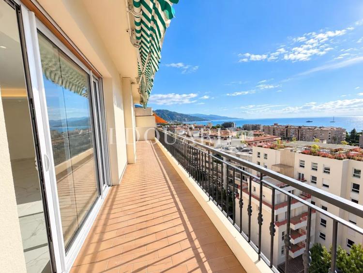 Somptueux quatre pièces à vendre avec belle vue sur la ville et la mer, en plein centre de Roquebrune Cap Martin