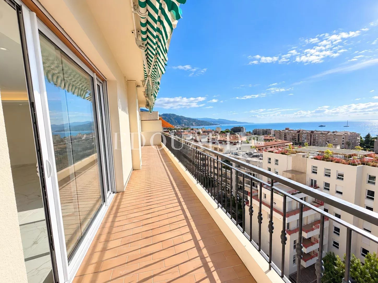 Somptueux quatre pièces à vendre avec belle vue sur la ville et la mer, en plein centre de Roquebrune Cap Martin