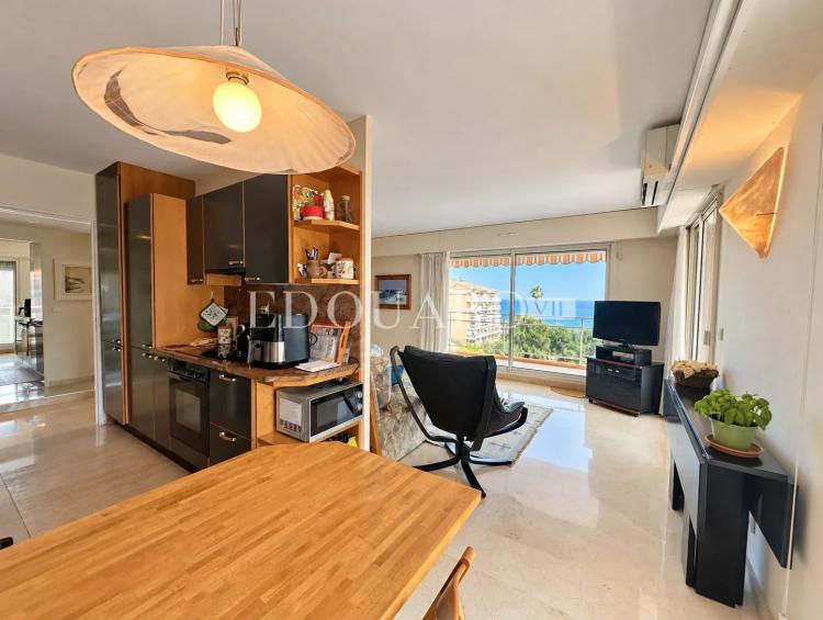 En exclusivité trois pièces avec vaste terrasse, splendide vue mer et double garage, dans immeuble de standing