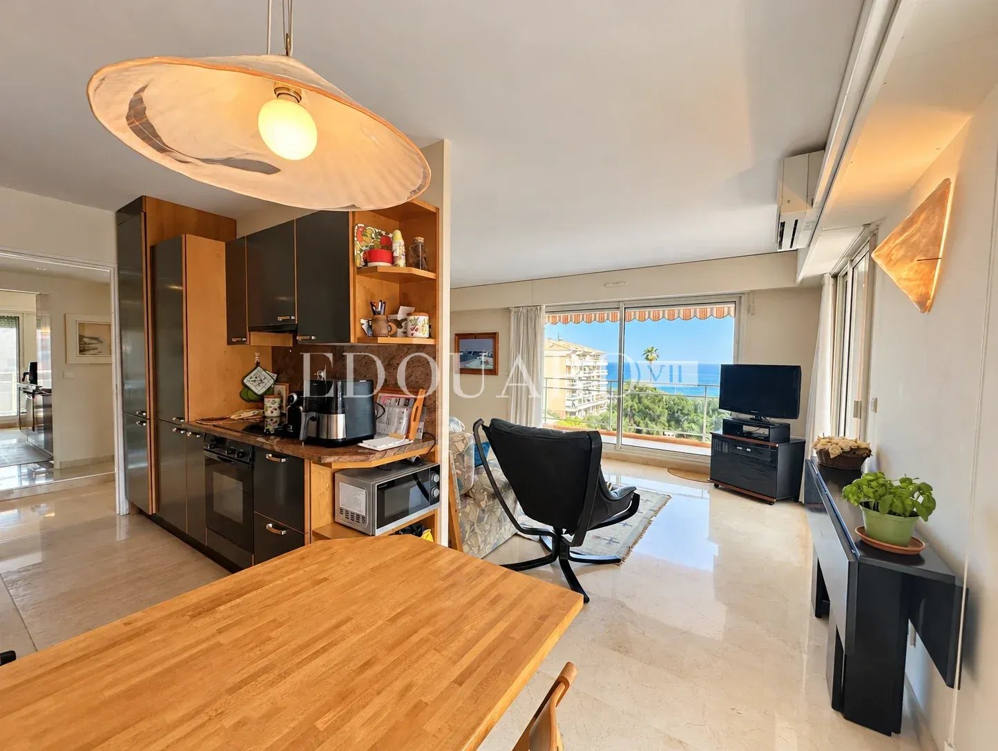En exclusivité trois pièces avec vaste terrasse, splendide vue mer et double garage, dans immeuble de standing
