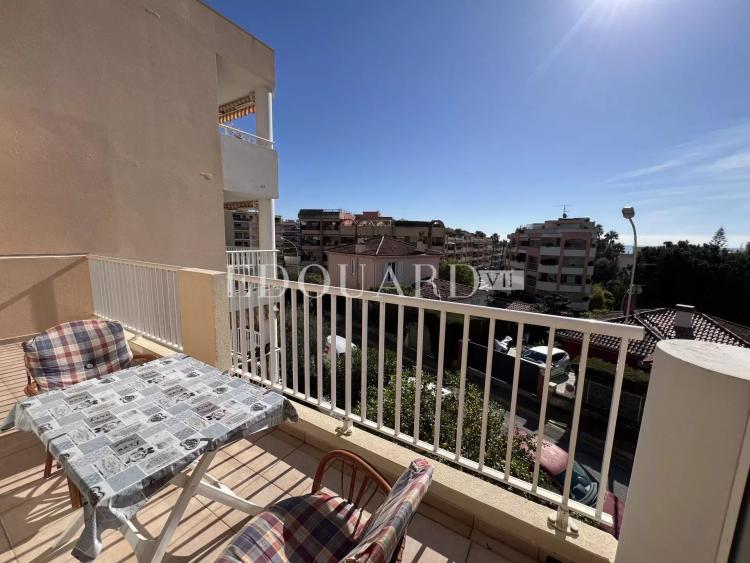 En exclusivité deux pièces en dernier étage avec spacieuse terrasse, cave et parking, à quelques pas des plages