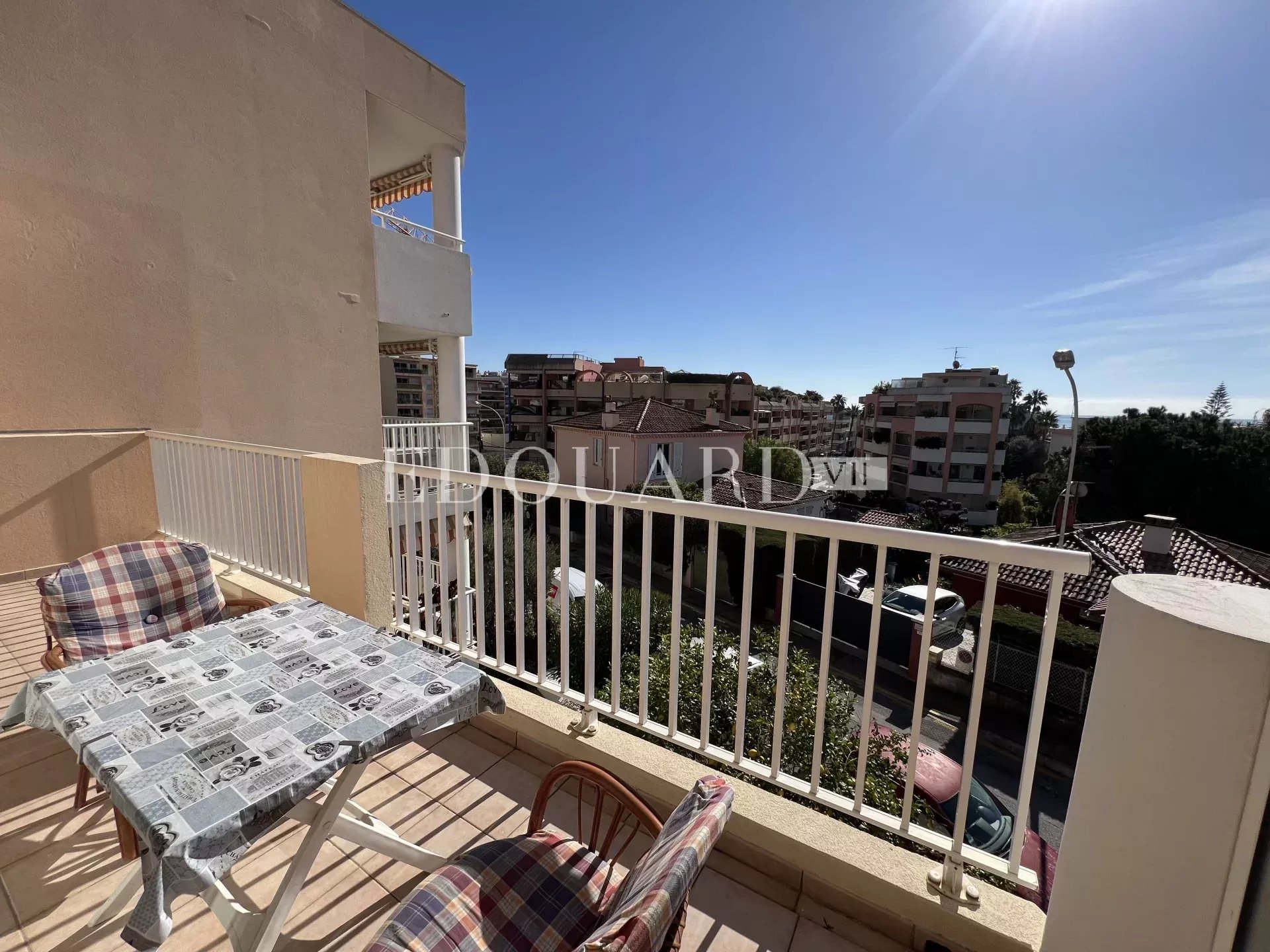 En exclusivité deux pièces en dernier étage avec spacieuse terrasse, cave et parking, à quelques pas des plages