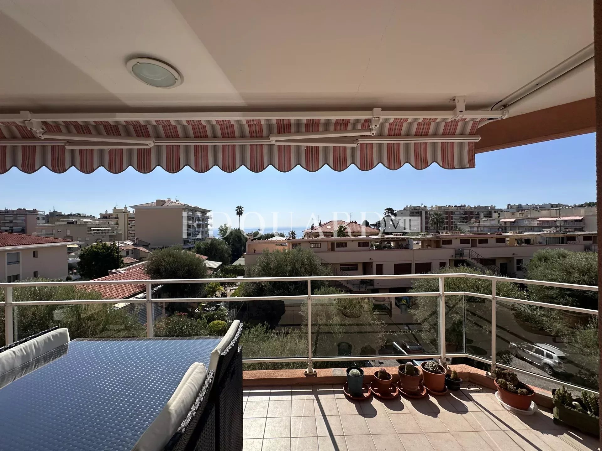 Dans immeuble de standing avec piscine, en exclusivité trois pièces avec vaste terrasse et garage