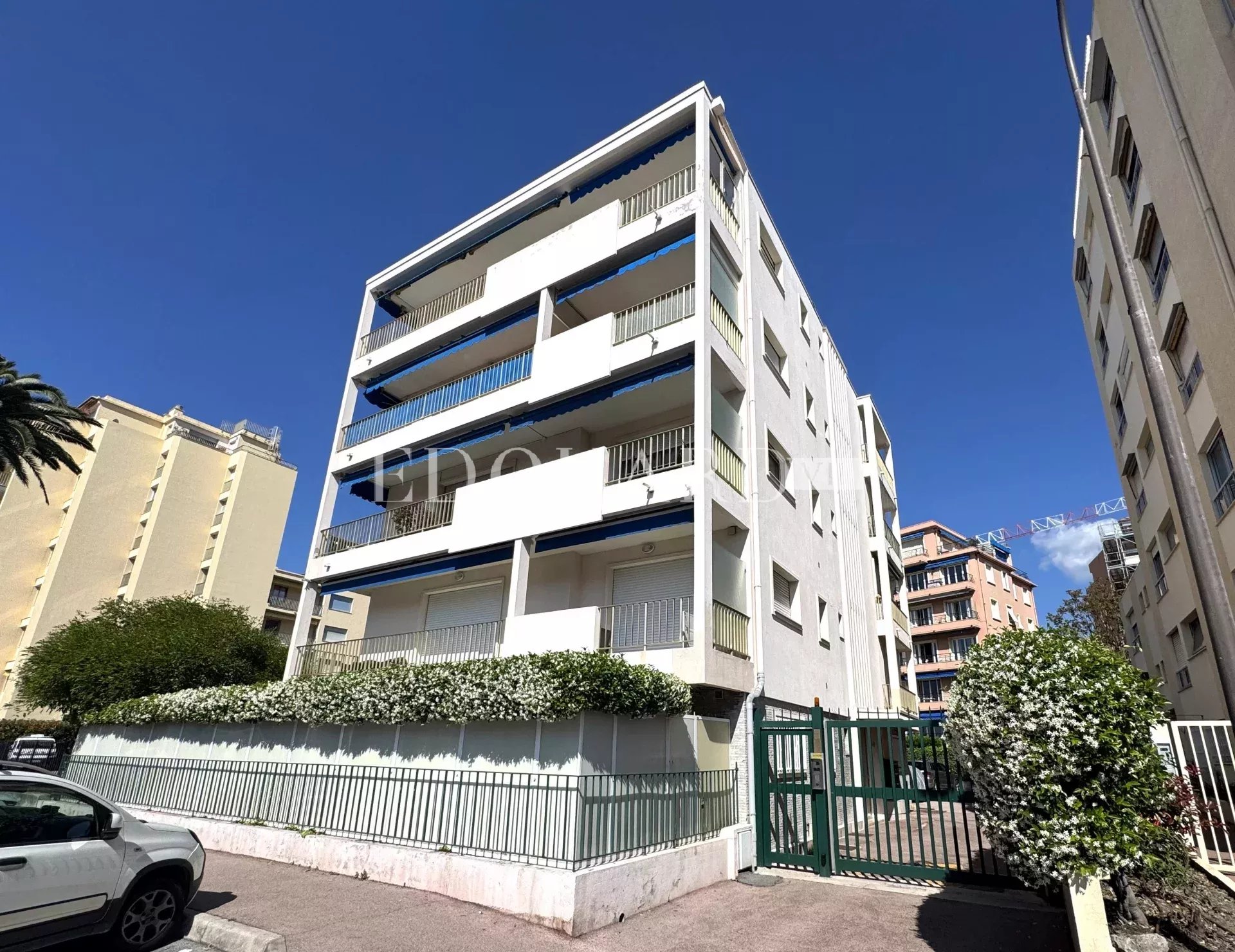 Trois pièces finement rénové avec balcon et agréable échappée mer, face à la renommée plage du Solenzara