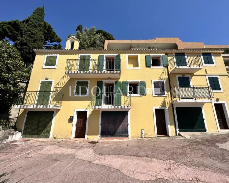 En exclusivité appartement triplex avec deux balcons, belle vue mer panoramique et spacieux garage