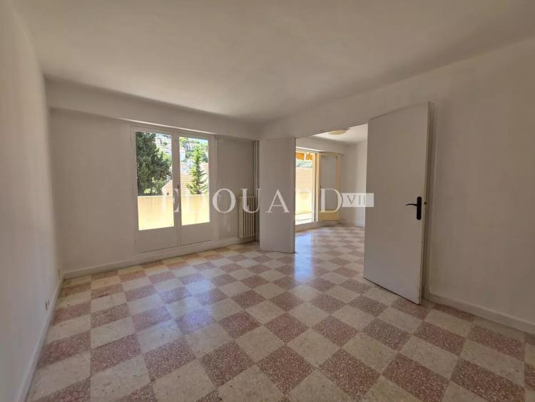 Deux pièces à rénover, avec grande terrasse et agréable vue dégagée, en plein centre de Carnolès