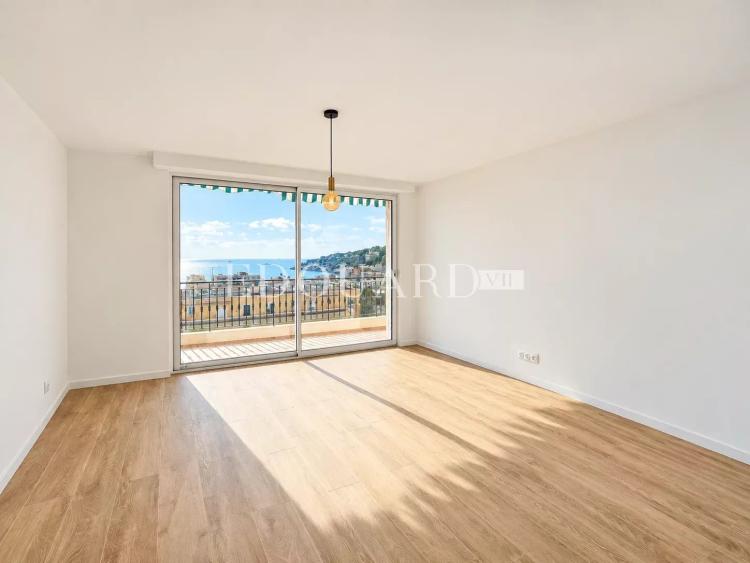 Somptueux quatre pièces à vendre avec belle vue sur la ville et la mer, en plein centre de Roquebrune Cap Martin