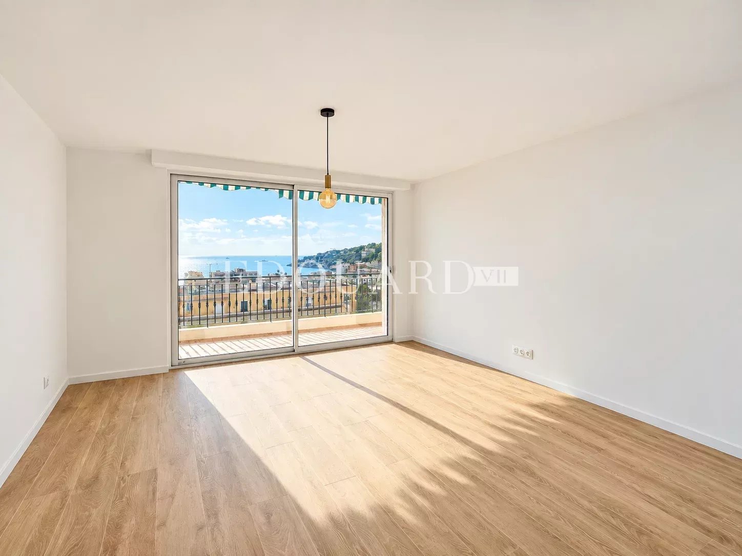 Somptueux quatre pièces à vendre avec belle vue sur la ville et la mer, en plein centre de Roquebrune Cap Martin