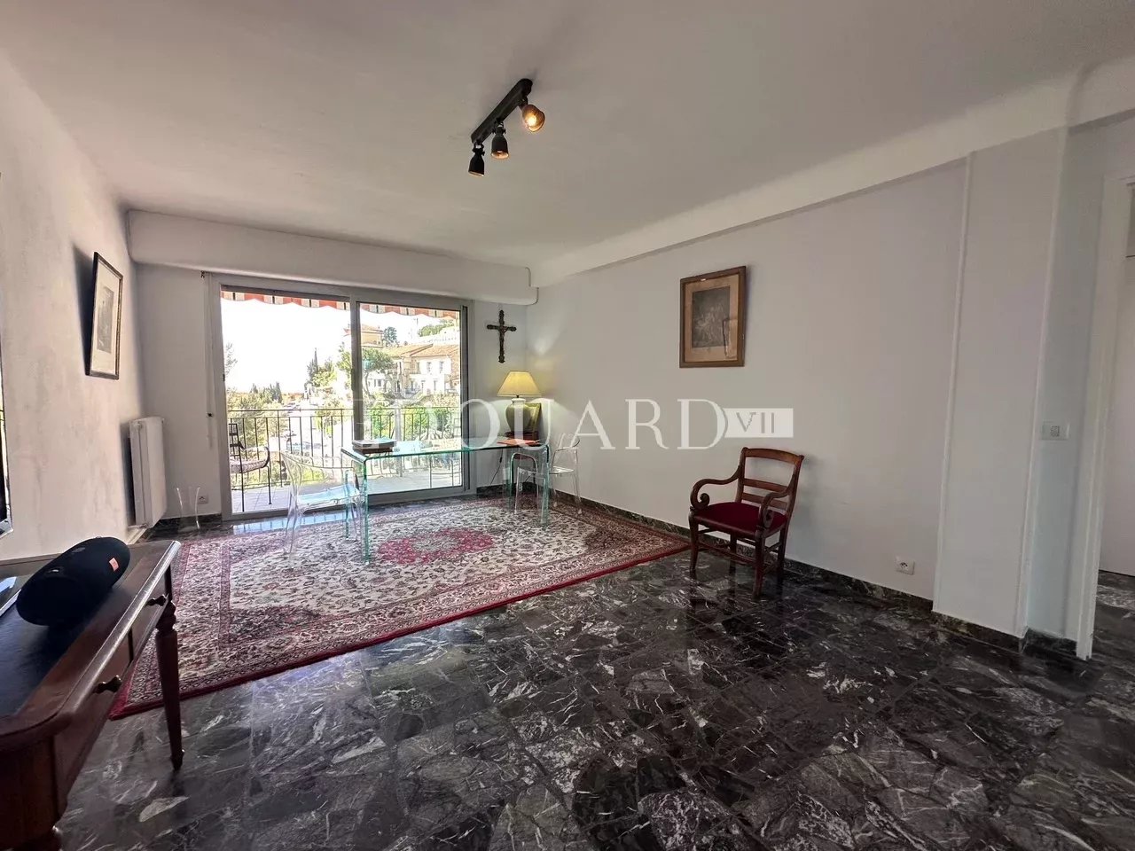 Beau trois pièces traversant à vendre avec terrasse et cave, dans le renommé quartier du Golfe Bleu