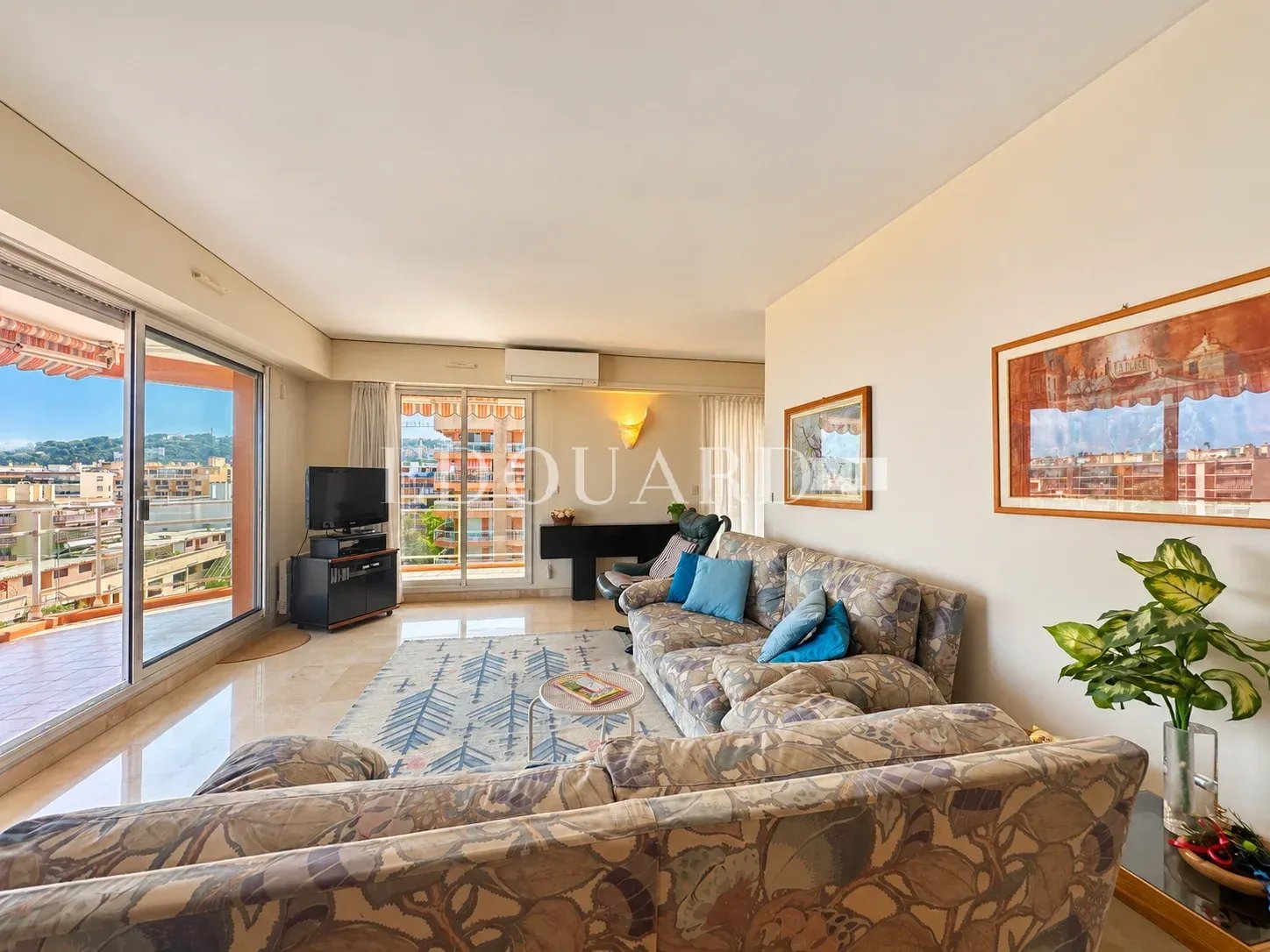 En exclusivité trois pièces avec vaste terrasse, splendide vue mer et double garage, dans immeuble de standing