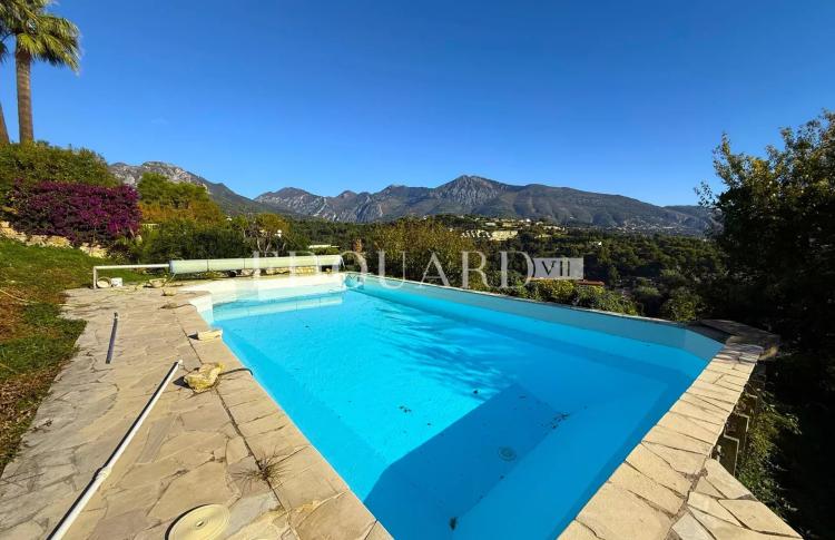 Villa à rénover avec piscine et vue panoramique exceptionnelle sur la mer jusqu'aux côtes italiennes