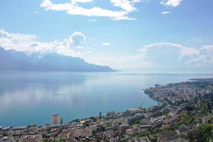En exclusivité ! Superbe villa mitoyenne avec vue imprenable sur le lac et les montagne
