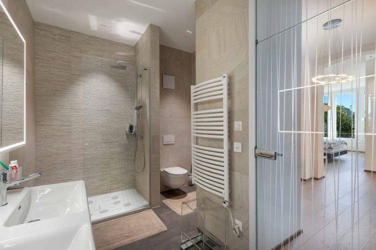 PIEDS DANS L’EAU ! SPACIEUX APPARTEMENT PROCHE DE TOUTES LES COMMODITÉS.
