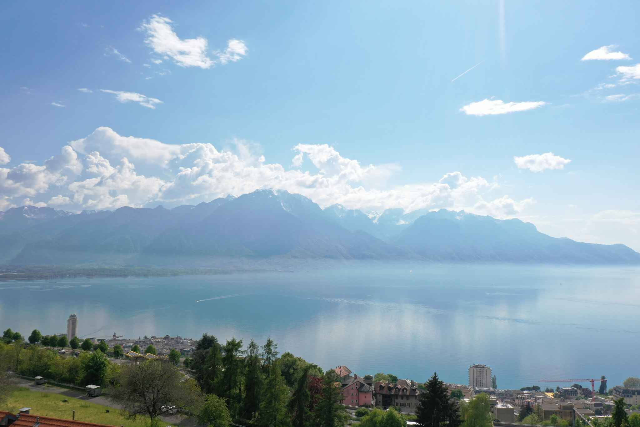 En exclusivité ! Superbe villa mitoyenne avec vue imprenable sur le lac et les montagne