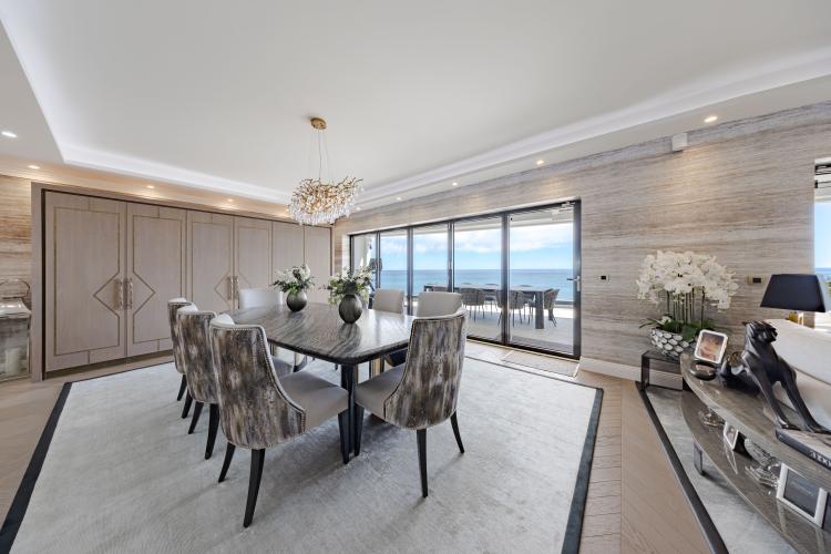 PENTHOUSE RENOVE PROCHE DE MONACO AVEC VUE MER SUR