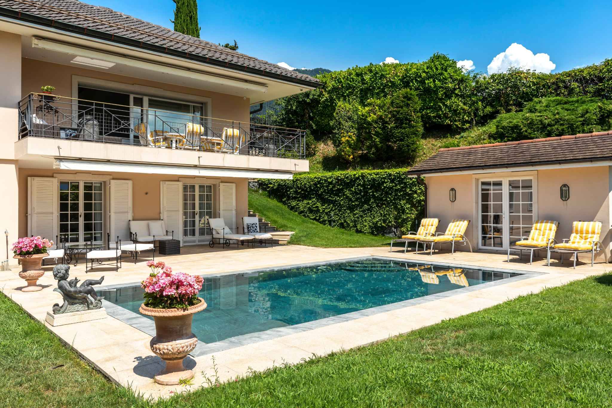 Splendide propriété d'environ 340 m² située dans un quartier très recherché !