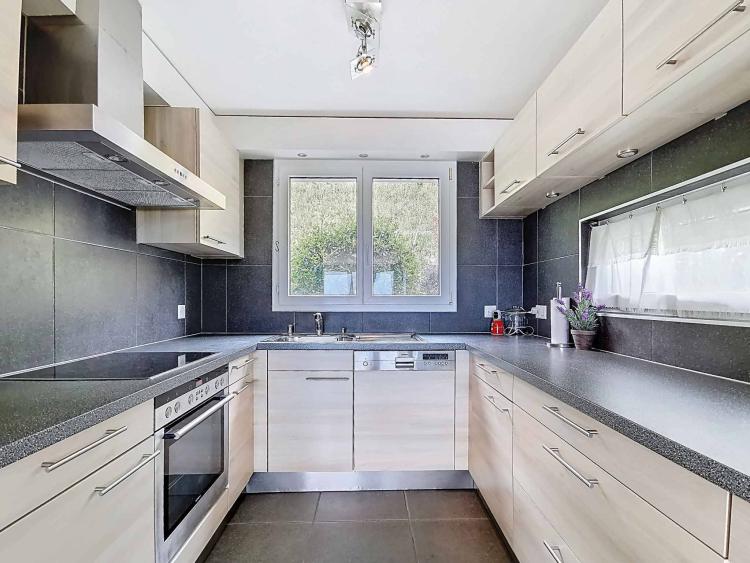 En exclusivité ! Superbe villa mitoyenne avec vue imprenable sur le lac et les montagne