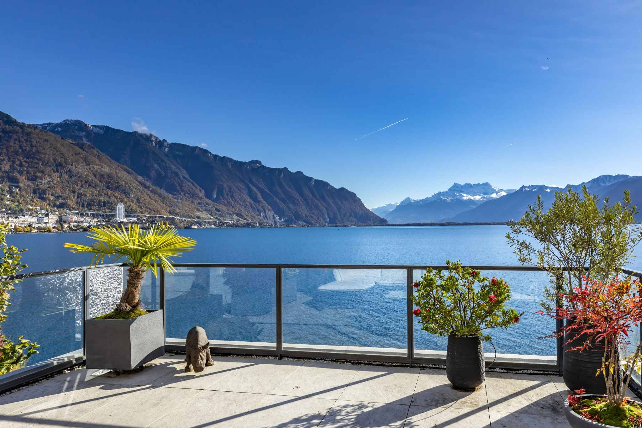 PIEDS DANS L’EAU ! SPACIEUX APPARTEMENT PROCHE DE TOUTES LES COMMODITÉS.