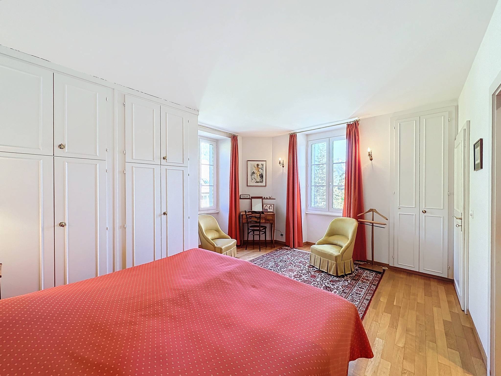 A vendre, maison de village contiguë avec grand jardin