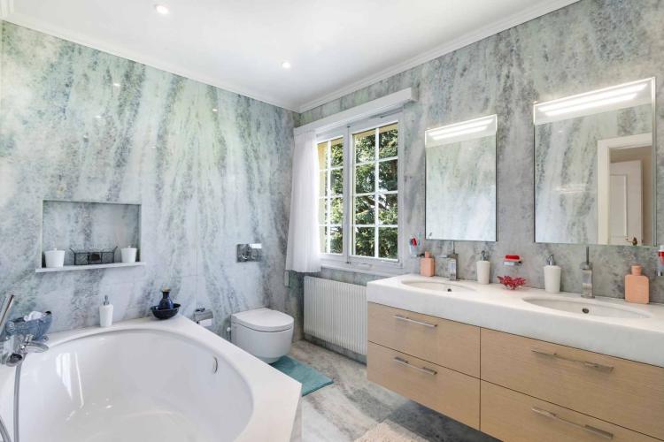 Splendide propriété d'environ 340 m² située dans un quartier très recherché !
